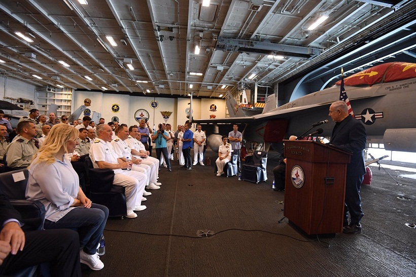 بازدید نتانیاهو و همسرش از ناو هواپیمابر آمریکا (+عکس)